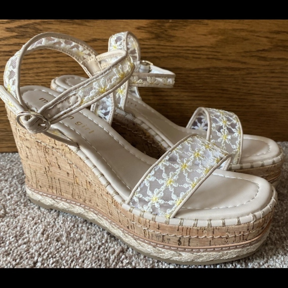 NWT Women’s Madden Girl Cork Wedge Heel Sandal Sz 7 Daisy Floral Accent Buckles